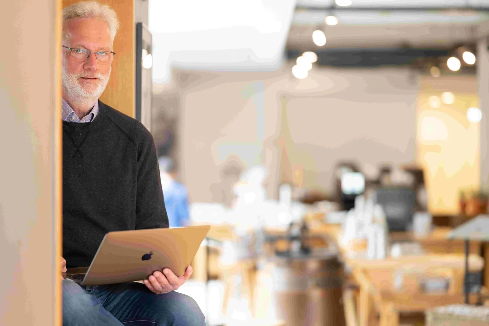 Jürgen Hochhäuser arbeitet am Laptop