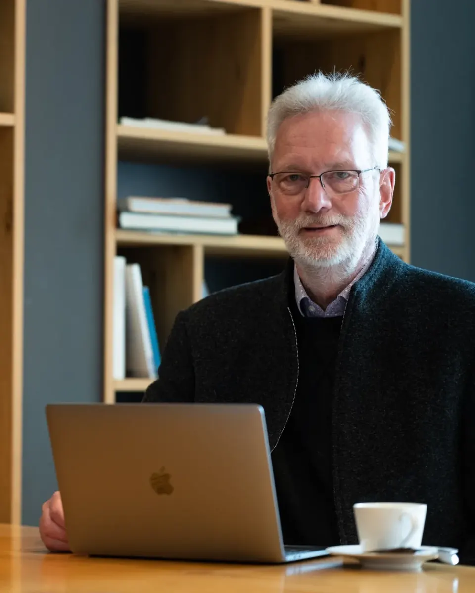 Jürgen Hochhäuser, Webdesigner aus Westoverledingen, am Laptop