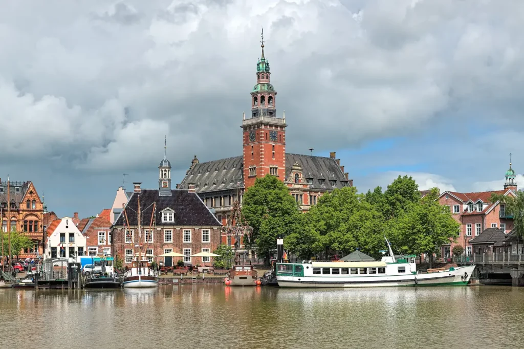 Rathaus und Hafen von Leer in Ostfriesland